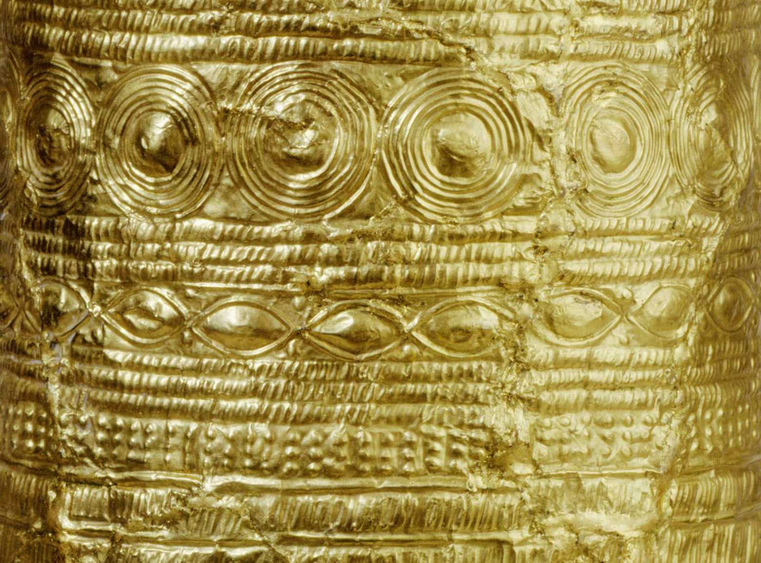 Die Abbildung zeigt eine Detailaufnahme des bronzezeitlichen Ezeldorfer Goldkegels. Die Fotoaufnahme stammt vom Germanischen Nationalmuseum.