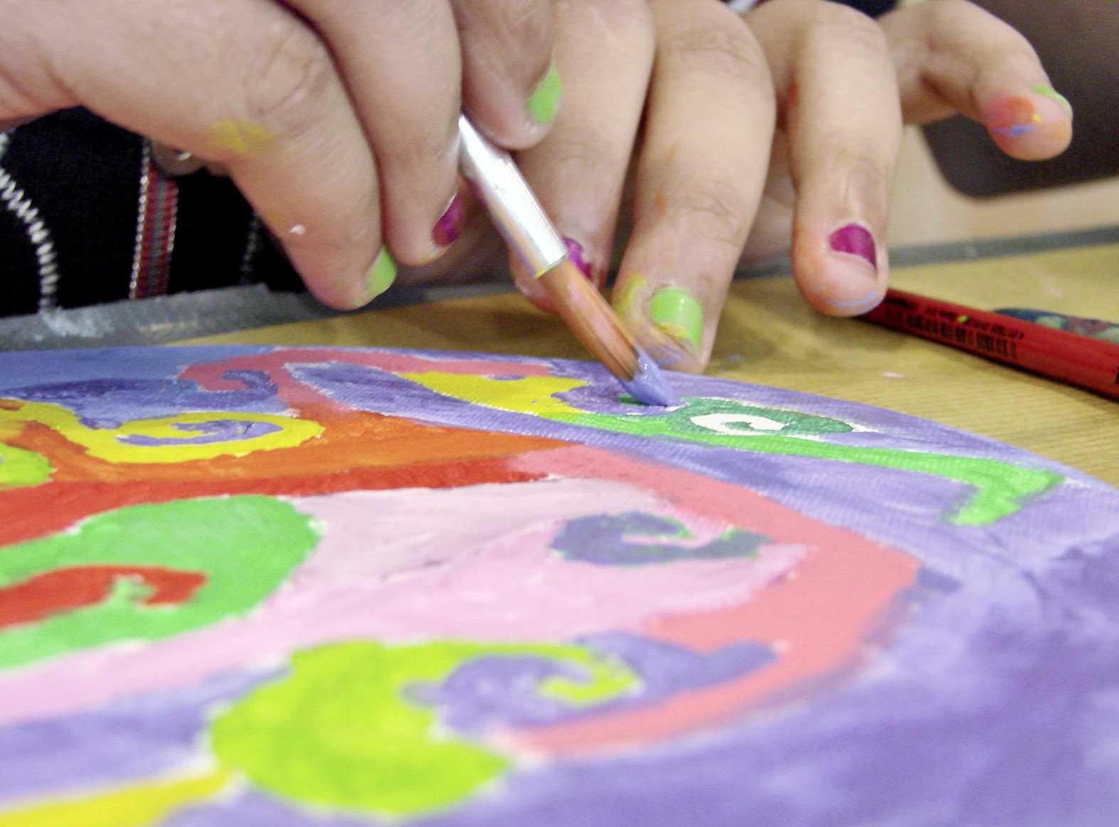 Die Abbildung zeigt ein Kind beim kreativen Gestalten mit bunten Farben. Die Fotoaufnahme stammt von Pirko Schröder.