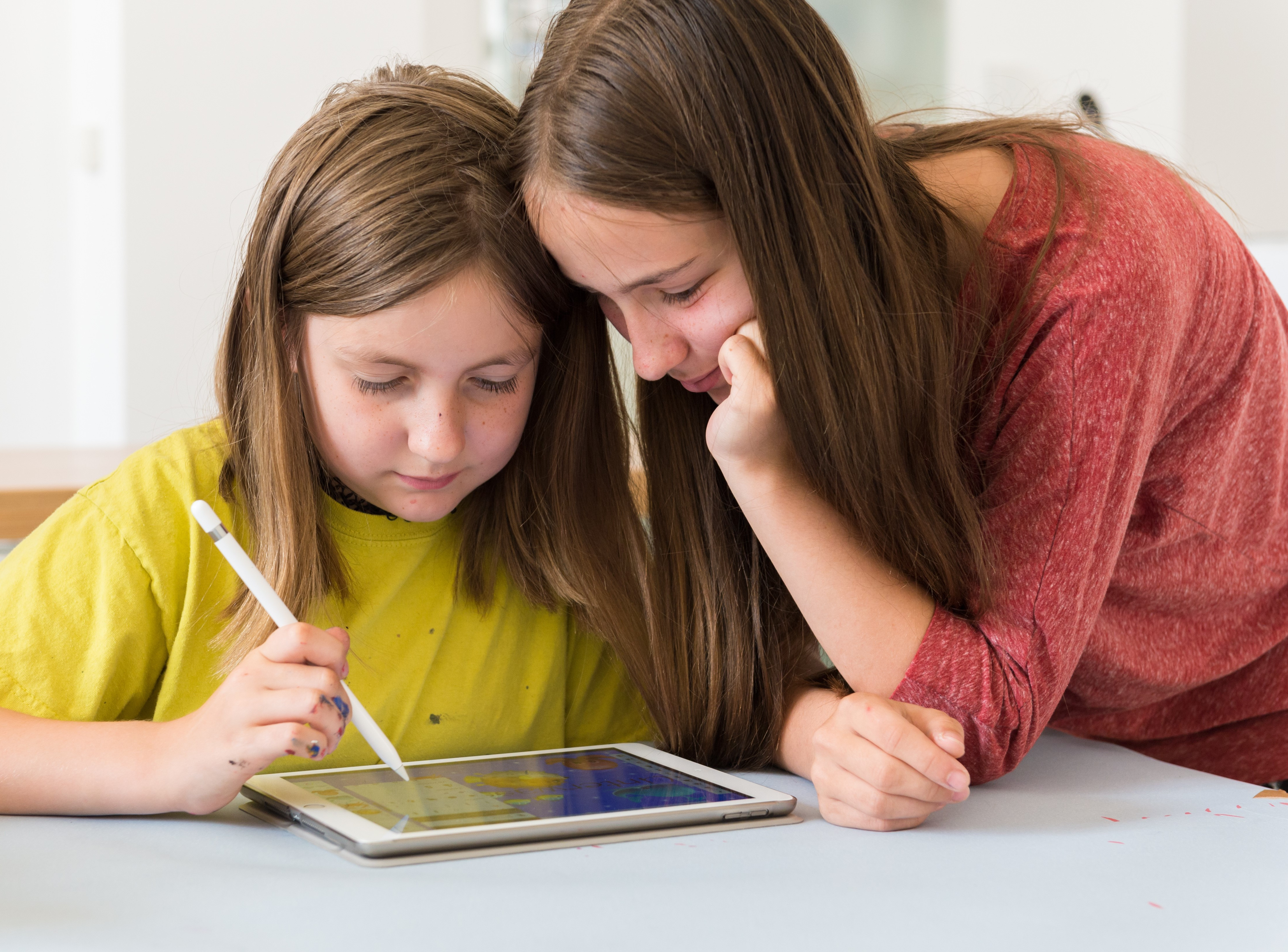 Die Abbildung zeigt zwei Schülerinnen bei der Arbeit an einem iPad. Die Fotoaufnahme stammt von Annette Kradisch.