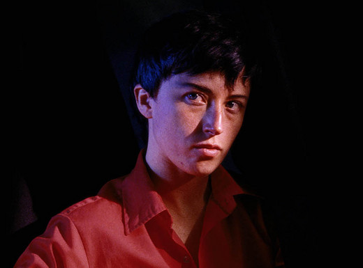 Die Abbildung zeigt eine Fotografie der Künsterlin Cindy Sherman mit dem Titel „Untitled #112“, entstanden im Jahr 1982. Die Aufnahme zeigt eine androgyn anmutende Person in sitzender Pose.