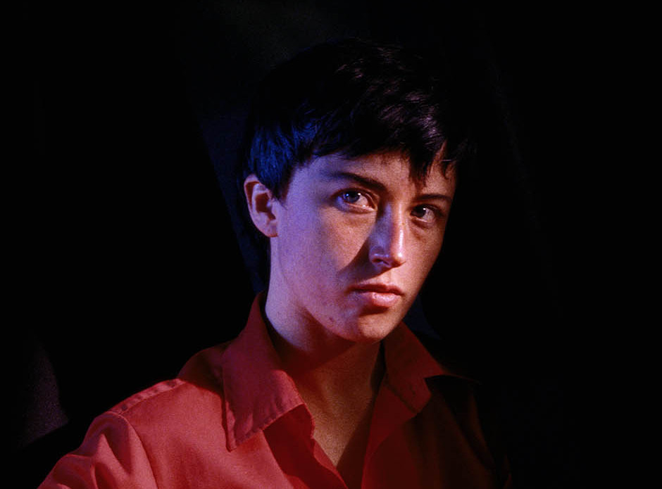 Die Abbildung zeigt eine Fotografie der Künsterlin Cindy Sherman mit dem Titel „Untitled #112“, entstanden im Jahr 1982. Die Aufnahme zeigt eine androgyn anmutende Person in sitzender Pose.