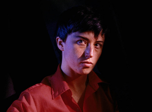 Cindy Sherman, Untitled #112, 1982 (Sammlung/Collection Goetz, München/Munic) | Fotoaufnahme und © Cindy Sherman Die Abbildung zeigt eine Fotografie der Künsterlin Cindy Sherman mit dem Titel „Untitled #112“, entstanden im Jahr 1982. Die Aufnahme zeigt eine androgyn anmutende Person in sitzender Pose.