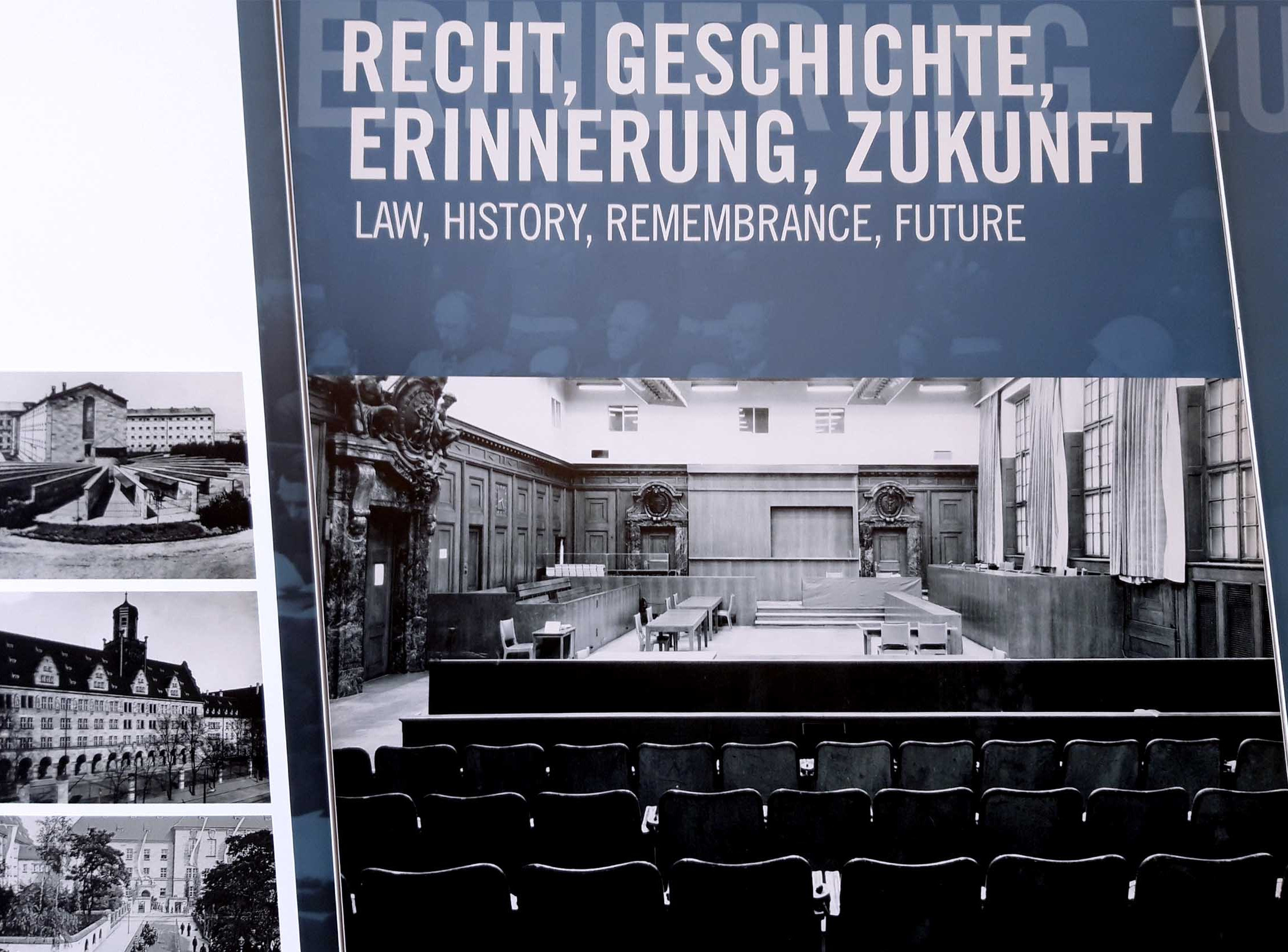 Die Fotoaufnahme zeigt eine Schautafel im Memorium Nürnberger Prozesse. Auf ihr ist der Schriftzug "Recht, Geschichte, Erinnerung, Zukunft" zu lesen. Ebenfalls abgebildet ist der Schwurgerichtssaal 600. Die Fotoaufnahme stammt von Dr. Ingmar Reither.