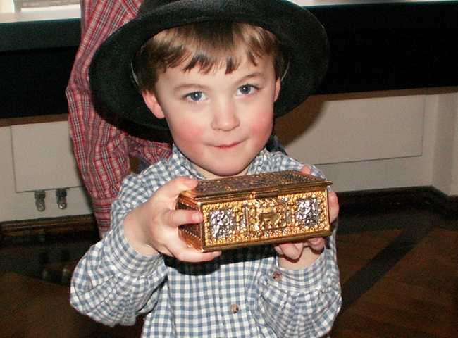 Junge mit einer goldenen Schatulle in den Händen | Fotoaufnahme von Gerta Simon