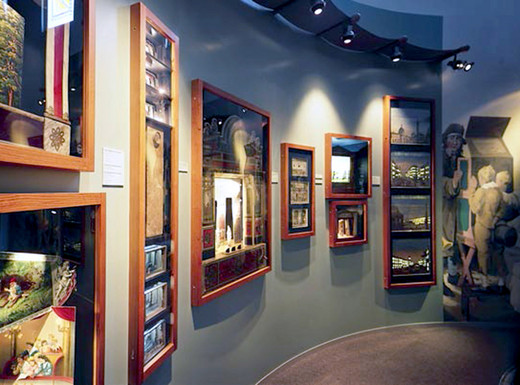 Die Abbildung zeigt einen Ausstellungsraum im Spielzeugmuseum. Die Aufnahme stammt von den Museen der Stadt Nürnberg.
