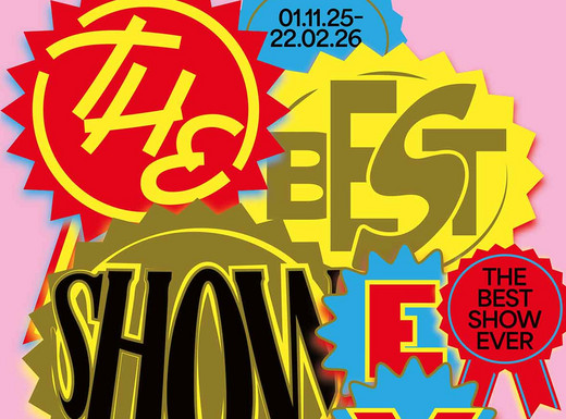 Key Visual der Ausstellung "The Best Show Ever" von Studio Yukiko, Berlin. Die Abbildung zeigt daas Key Visual zur Ausstellung. Zu sehen ist ein farbenfrohes, auffälliges Plakat mit mehreren überlappenden Medaillenformen in Rot, Gelb, Blau und Gold auf rosa Hintergrund. In großen, verspielten Buchstaben steht darauf der Schriftzug „THE BEST SHOW EVER“. Oben ist außerdem ein Datum zu sehen: „01.11.25 – 22.02.26“.