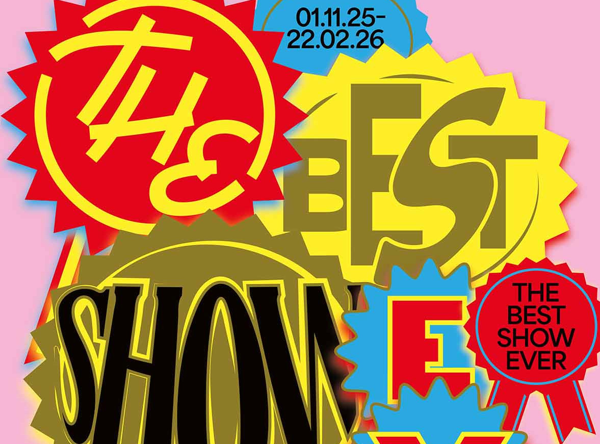 Key Visual der Ausstellung "The Best Show Ever" von Studio Yukiko, Berlin. Die Abbildung zeigt daas Key Visual zur Ausstellung. Zu sehen ist ein farbenfrohes, auffälliges Plakat mit mehreren überlappenden Medaillenformen in Rot, Gelb, Blau und Gold auf rosa Hintergrund. In großen, verspielten Buchstaben steht darauf der Schriftzug „THE BEST SHOW EVER“. Oben ist außerdem ein Datum zu sehen: „01.11.25 – 22.02.26“.