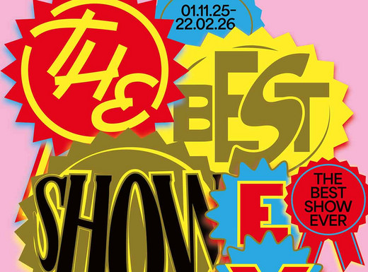Key Visual der Ausstellung "The Best Show Ever" von Studio Yukiko, Berlin. Die Abbildung zeigt daas Key Visual zur Ausstellung. Zu sehen ist ein farbenfrohes, auffälliges Plakat mit mehreren überlappenden Medaillenformen in Rot, Gelb, Blau und Gold auf rosa Hintergrund. In großen, verspielten Buchstaben steht darauf der Schriftzug „THE BEST SHOW EVER“. Oben ist außerdem ein Datum zu sehen: „01.11.25 – 22.02.26“.