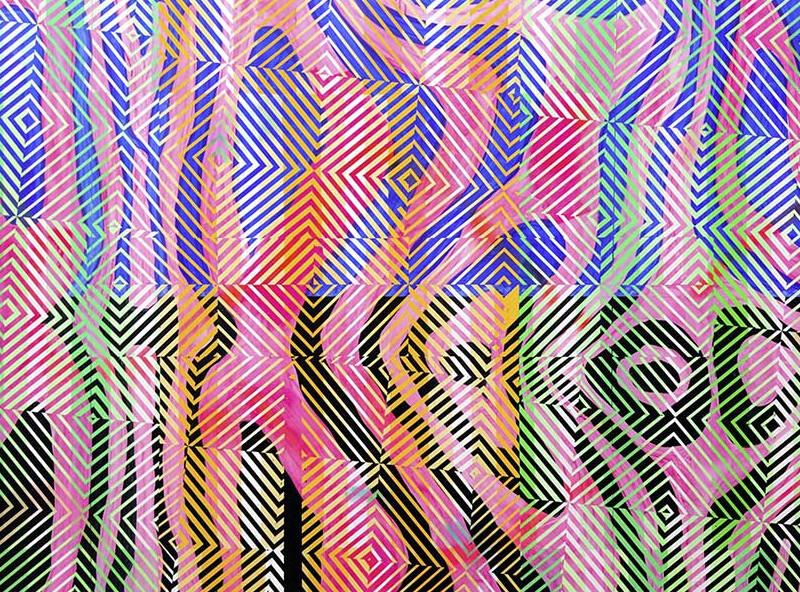 Christof John: Ohne Titel (HT I), 2025. Das Bild zeigt ein abstraktes Gemälde. Das Gemälde ist eine lebendige und dynamische Komposition aus geometrischen Formen und Linien in einer Vielzahl von Farben. Das Gemälde selbst ist in einer rechteckigen Form gehalten und dominiert den Bildausschnitt. Die Farben, die in dem Gemälde verwendet werden, sind vielfältig und reichen von leuchtendem Pink und Orange über kühles Blau und Grün bis hin zu neutralen Tönen wie Schwarz und Weiß. Diese Farben sind in einem komplexen Muster angeordnet, das aus sich kreuzenden Linien und geometrischen Formen besteht. Einige Bereiche des Gemäldes scheinen dichter und strukturierter zu sein als andere, was dem Kunstwerk eine zusätzliche Dimension verleiht. Das Gemälde hat keinen Titel und wurde von Christof John im Jahr 2025 geschaffen.