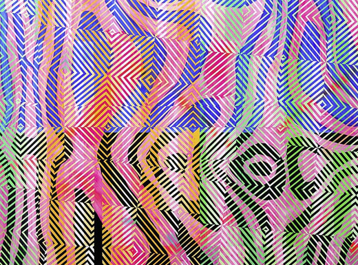 Das Bild zeigt ein abstraktes Gemälde. Das Gemälde ist eine lebendige und dynamische Komposition aus geometrischen Formen und Linien in einer Vielzahl von Farben. Das Gemälde selbst ist in einer rechteckigen Form gehalten und dominiert den Bildausschnitt.  Die Farben, die in dem Gemälde verwendet werden, sind vielfältig und reichen von leuchtendem Pink und Orange über kühles Blau und Grün bis hin zu neutralen Tönen wie Schwarz und Weiß. Diese Farben sind in einem komplexen Muster angeordnet, das aus sich kreuzenden Linien und geometrischen Formen besteht. Einige Bereiche des Gemäldes scheinen dichter und strukturierter zu sein als andere, was dem Kunstwerk eine zusätzliche Dimension verleiht. Das Gemälde hat keinen Titel und wurde von Christof John im Jahr 2025 geschaffen.