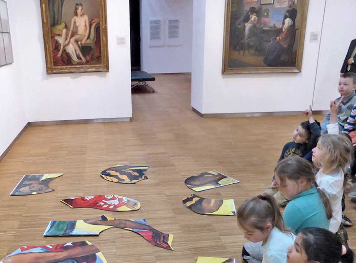 Kinder mit einem Gemäldepuzzle im Germanischen Nationalmuseum | Fotoaufnahme von Christine Arnold Kinder mit einem Gemäldepuzzle im Germanischen Nationalmuseum | Fotoaufnahme von Christine Arnold