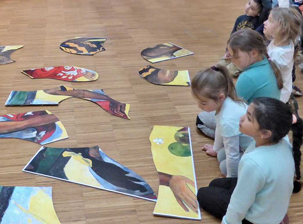 Die Abbildung zeigt Kinder mit einem Gemäldepuzzle im Germanischen Nationalmuseum. Die Fotoaufnahme stammt von Christine Arnold.