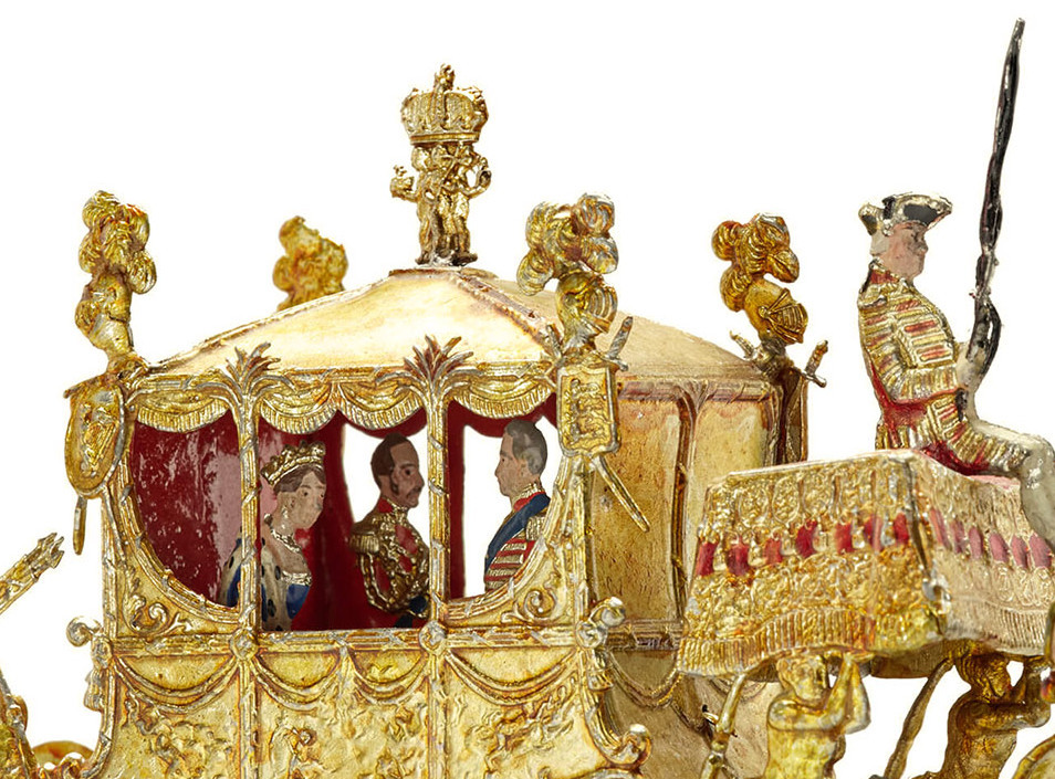 Die Abbildung zeigt eine Zinnfigur aus der Sammlung Sulzer. Sie stellt eine prachtvolle goldene Kutsche dar, die von zwei Pferden gezogen wird. In der Kutsche kann man Queen Victoria erkennen. Die Aufnahme stammt von Annette Kradisch.