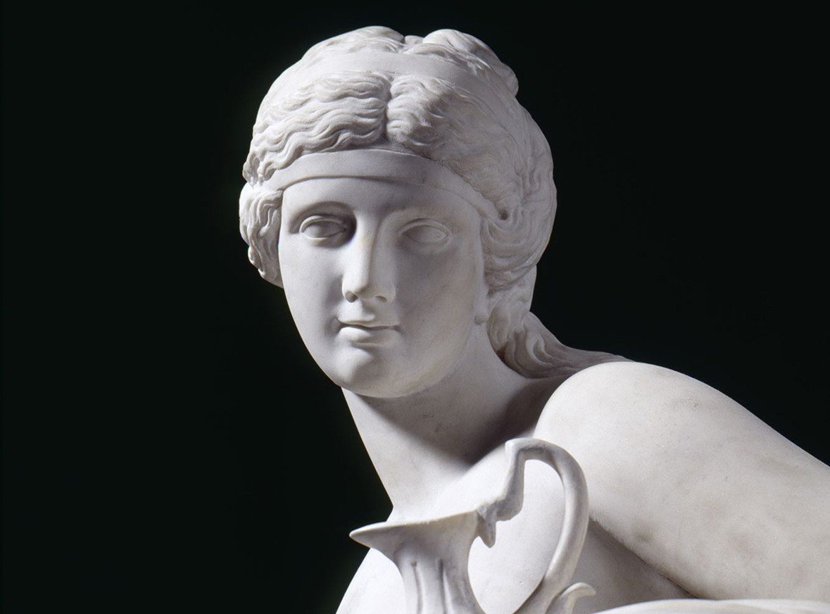 Die Fotoaufnahme zeigt eine von Samuel Nahl im Jahr 1791 geschaffene Marmorstatue. Sie stellt Hebe, die griechische Göttin der Jugend, dar. Die Fotoaufnahme stammt vom Germanischen Nationalmuseum.