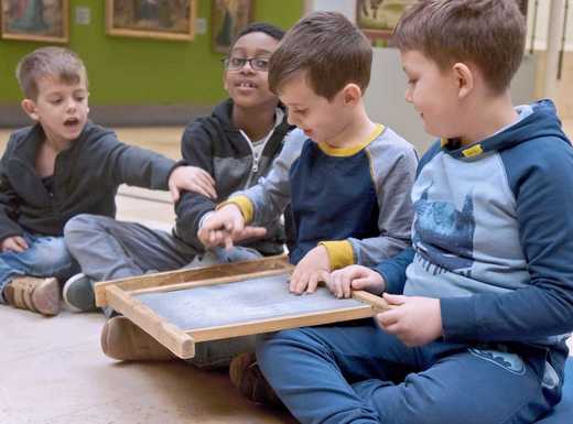 Kinder beim Erkunden von historischen Objekten | Fotoaufnahme von Sabine Kuntz Kinder beim Erkunden von historischen Objekten | Fotoaufnahme von Sabine Kuntz