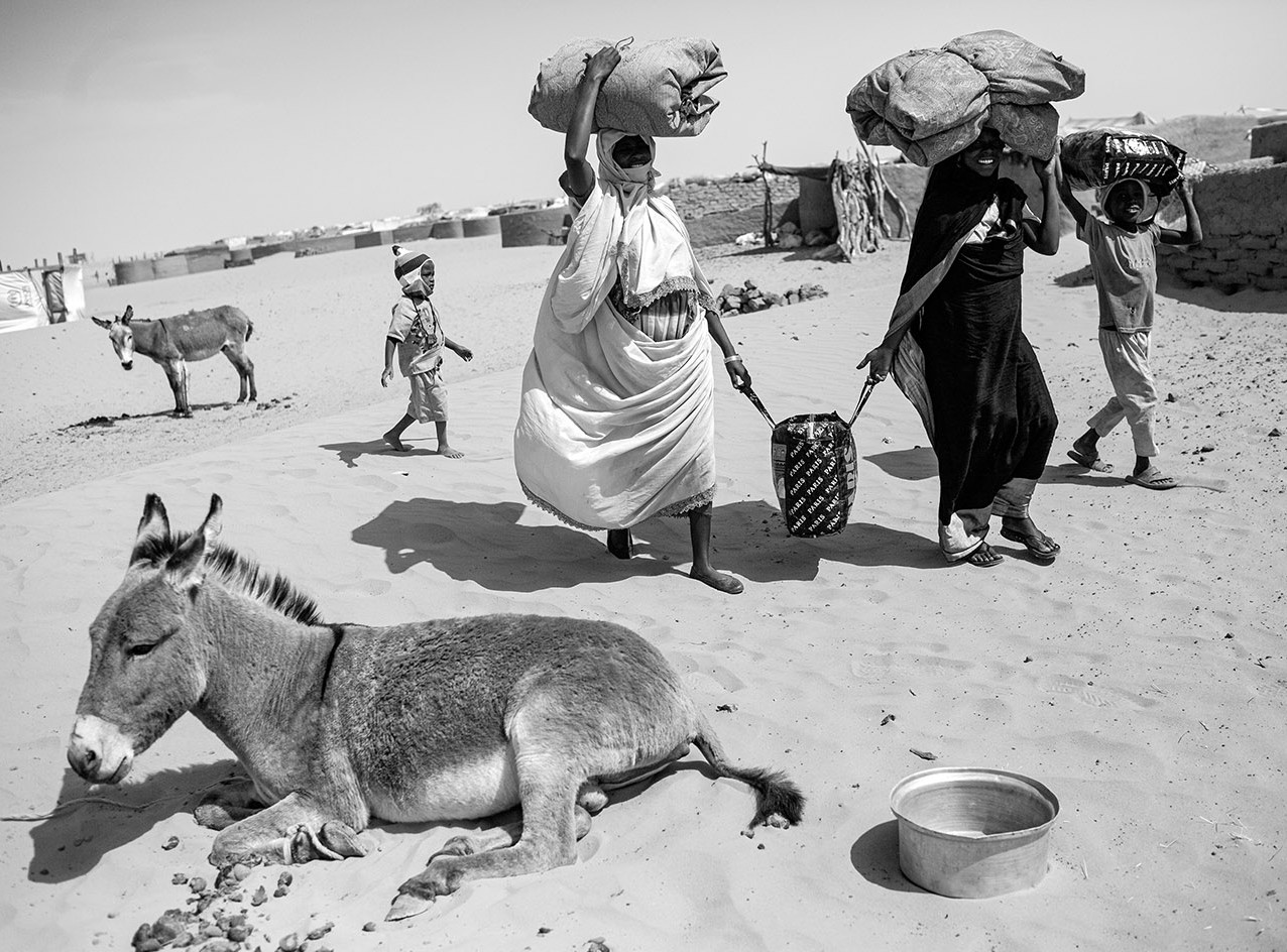 Die Abbildung zeigt Frauen und Kinder im Flüchtlingslager Oure Cassoni im Tschad. Die Fotoaufnahme wurde im Jahr 2007 von Per-Anders Pettersson gemacht.