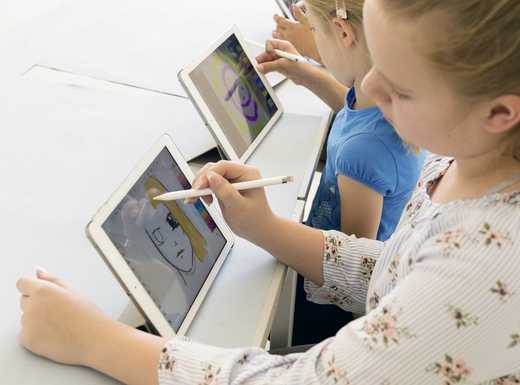 Die Abbildung zeigt Jugendliche die an iPads digital ihre eigene Ausstellung gestalten. Die Fotoaufnahme stammt von Annette Kradisch.