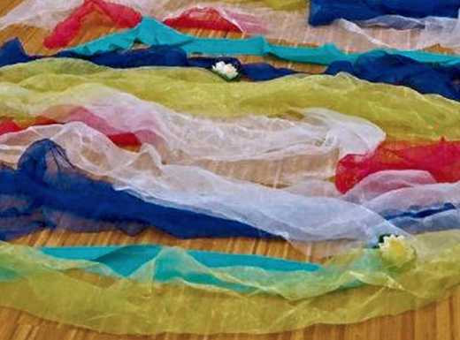 Farbige Tücher zum Nachstellen eines Gemäldes | Fotoaufnahme von Eva Adorf