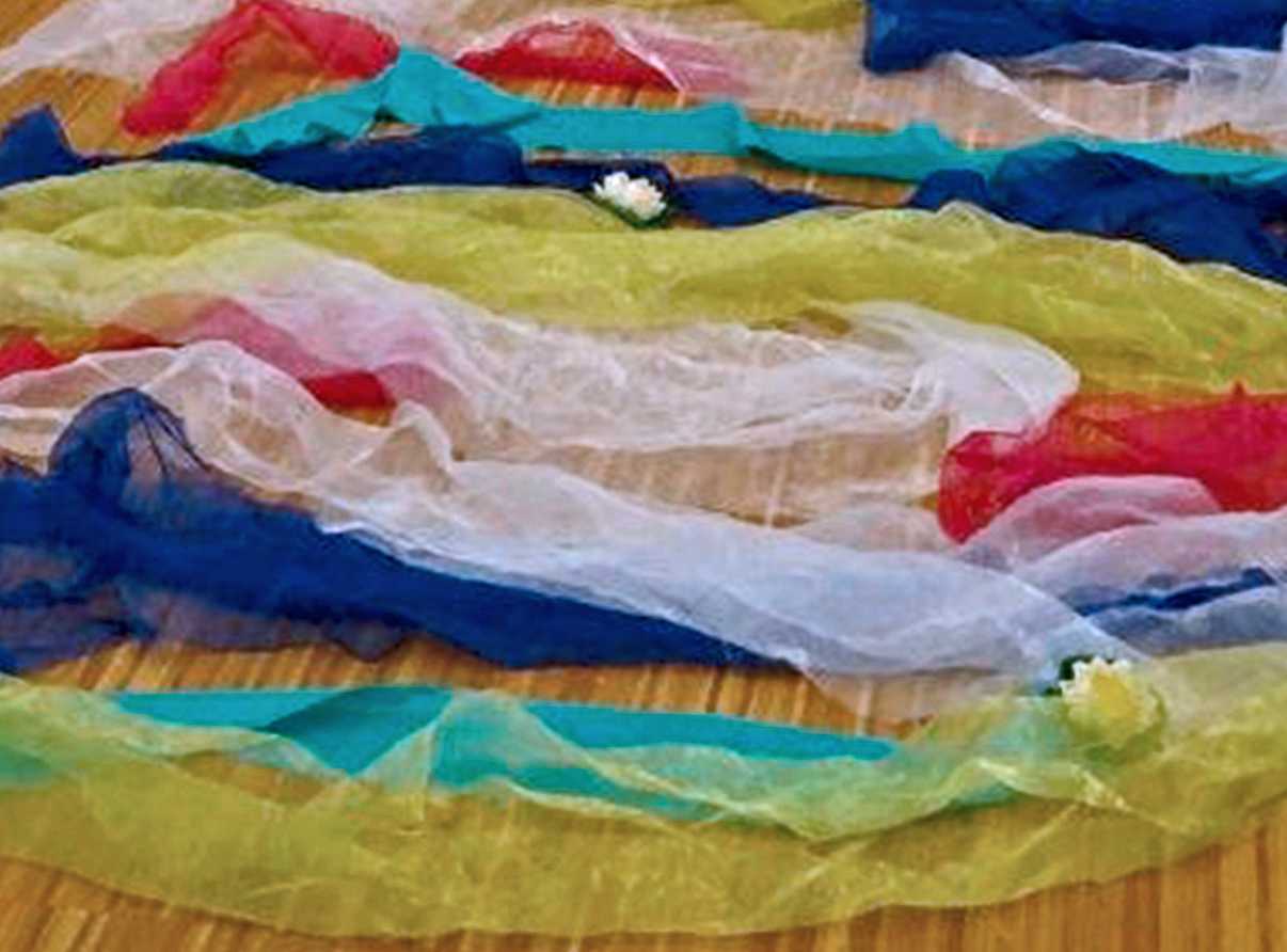 Farbige Tücher zum Nachstellen eines Gemäldes | Fotoaufnahme von Eva Adorf