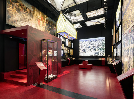 Die Abbildung zeigt den Ausstellungssaal „Krone Macht Geschichte“ im Stadtmuseum im Fembo-Haus. Zu sehen sind große Abbildungen und Gegenstände aus der Nürnberger Geschichte. Die Fotoaufnahme stammt von Stefan Meyer.
