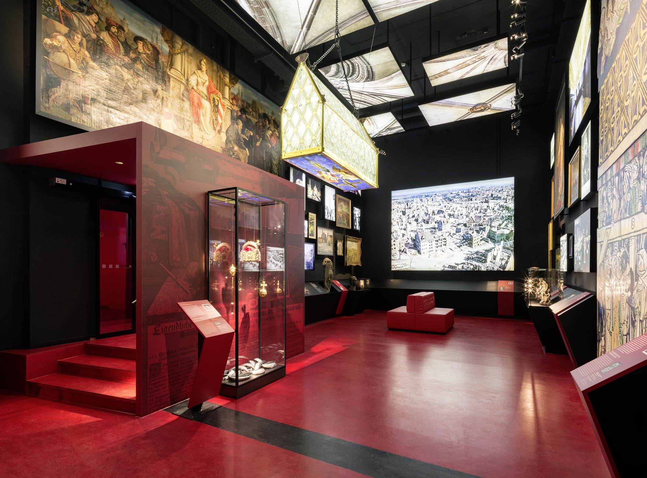Die Abbildung zeigt den Ausstellungssaal „Krone Macht Geschichte“ im Stadtmuseum im Fembo-Haus. Zu sehen sind große Abbildungen und Gegenstände aus der Nürnberger Geschichte. Die Fotoaufnahme stammt von Stefan Meyer.
