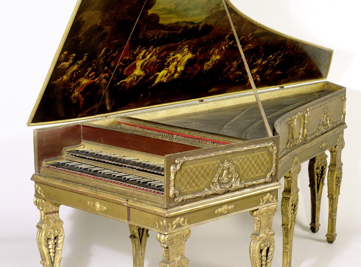 Dei Aufnahme zeigt ein reich verziertes zweimanualiges Cembalo aus der Zeit um 1701/1715. Das golden gefasste Musikinstrument hat eine Bemalung auf der Innenseite des Deckels und stammt vermutlich aus Frankreich. Die Fotoaufnahme stammt von Günther Kühnel.