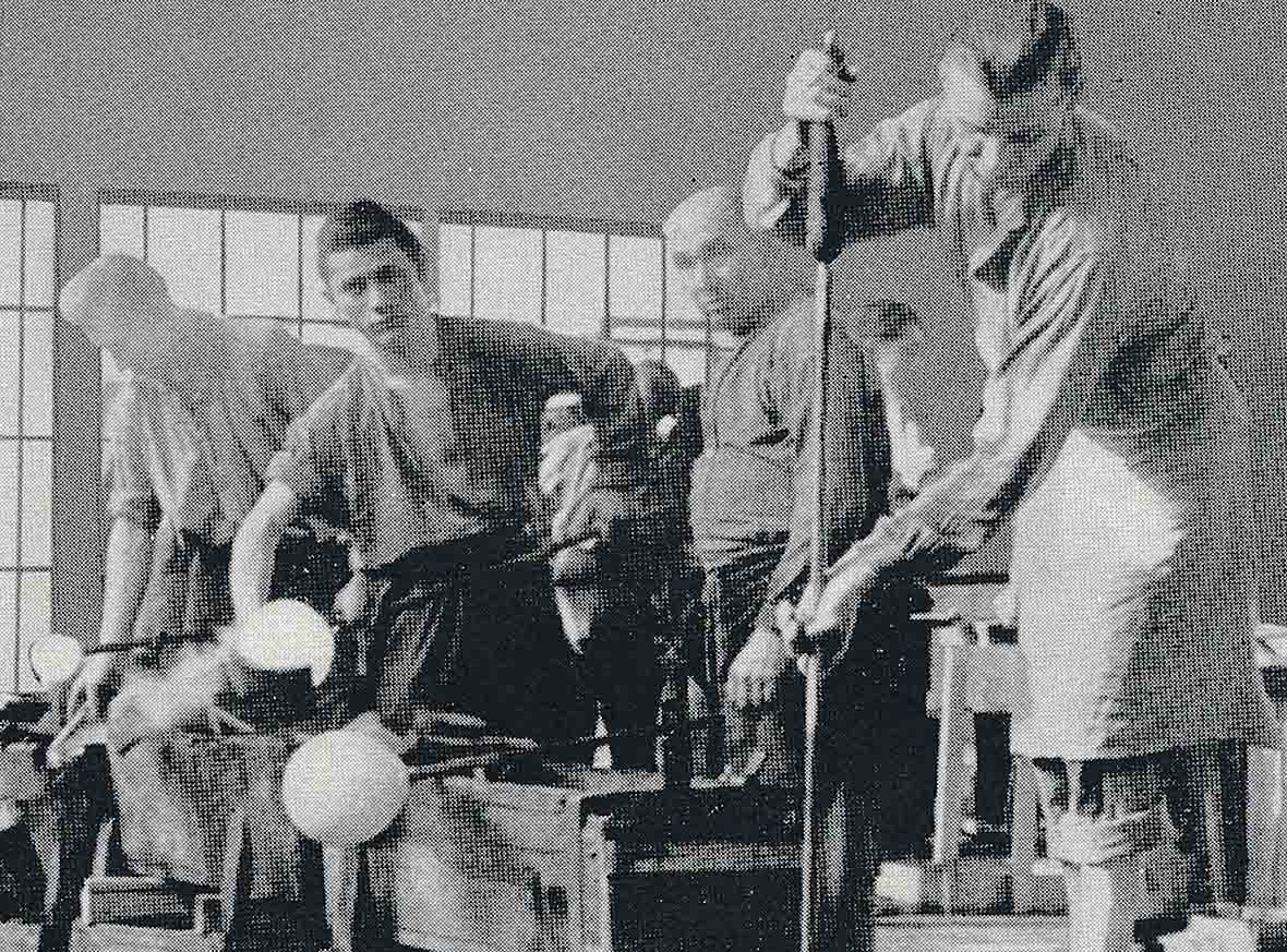 Die Abbildung zeigt Galsarbeiter beim Einblasen einer Kandelaberleuchte in der Glashütte Phoenix in Konstein im Jahr 1961. Die Fotoaufnahme stammt aus der Publikation "Phoenix Glas 1886-1961" aus dem Jahr 1961.