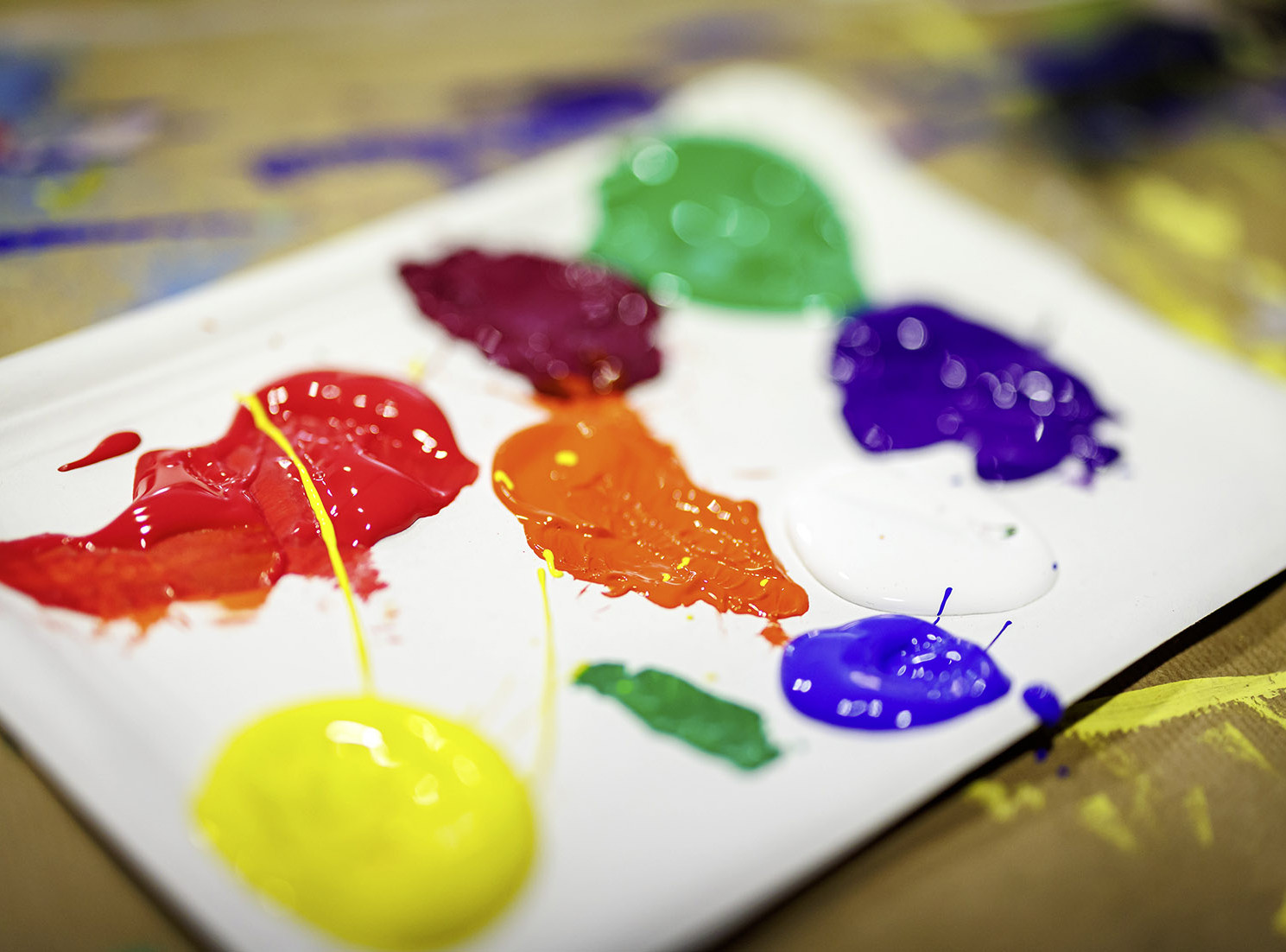 Palette mit Farben | Fotoaufnahme von Daniel Karmann