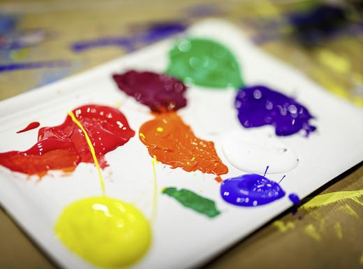 Palette mit Farben | Fotoaufnahme von Daniel Karmann