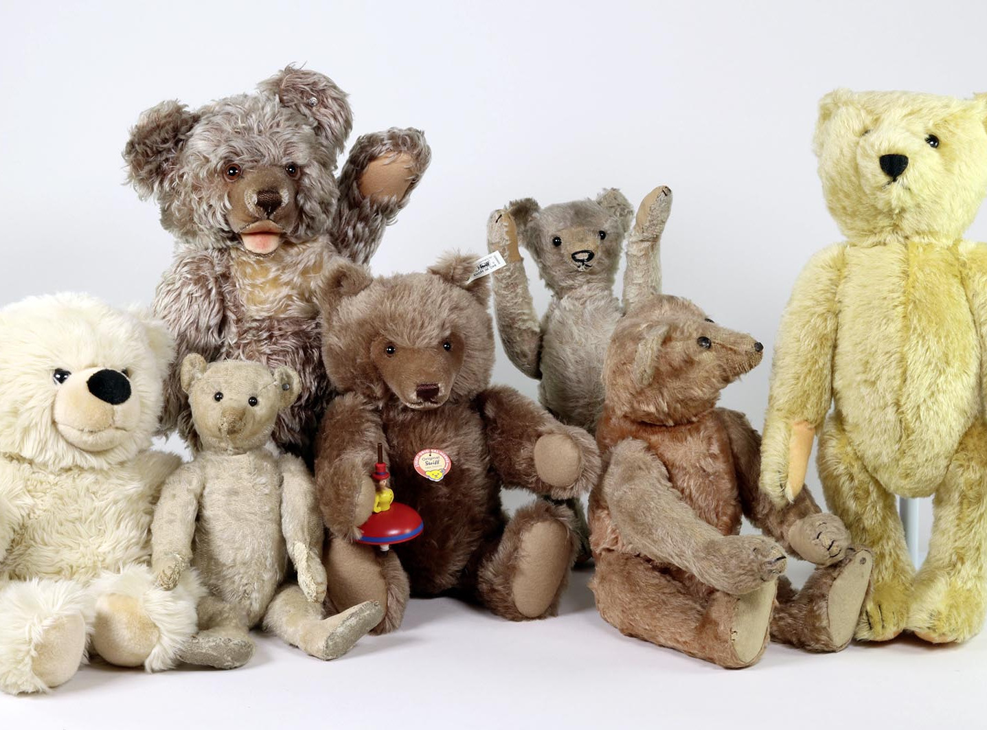 Zeitreisende Plüschteddies aus der Sammlung des Spielzeugmuseums | Fotoaufnahme des Spielzeugmuseums