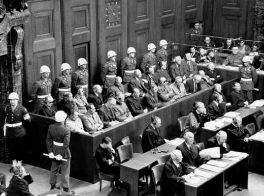 Die Abbildung zeigt die Anklagebank mit den Hauptangeklagten der Nürnberger Prozesse. Die Fotoaufnahme stammt aus den National Archives in den USA.
