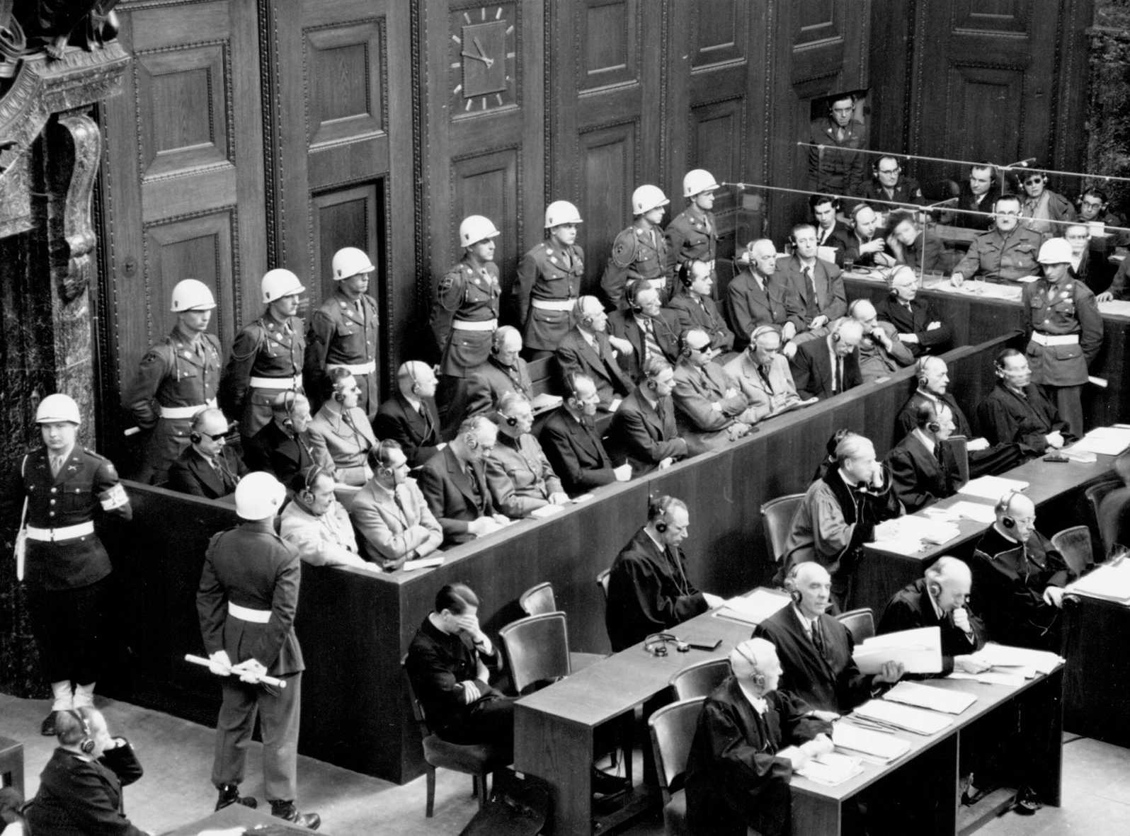 Die Abbildung zeigt die Anklagebank mit den Hauptangeklagten der Nürnberger Prozesse. Die Fotoaufnahme stammt aus den National Archives in den USA.