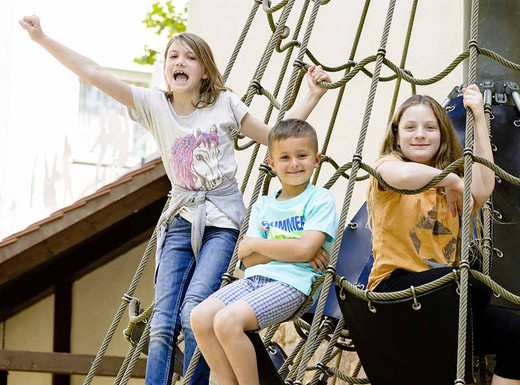 Die Abbildung zeigt Kinder am Kletternetz des Spielzeugmuseums. Die Fotoaufnahme stammt von Uwe Niklas.