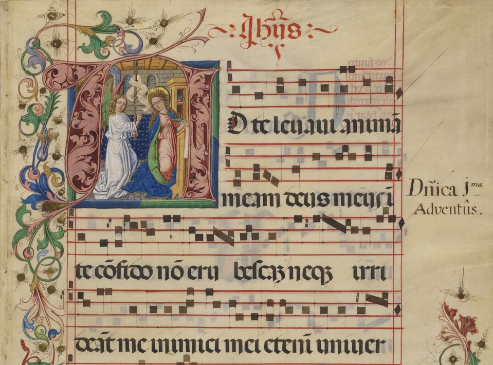 Buchseite mit Bildinitiale A (Ad te levavi) mit Mariae Verkündigung, Kaaden 1496. Die Abbildung zeigt eine illuminierte Buchseite mit mittelalterlicher Miniatur des Buchstaben A, floralen Verzierungen und gregorianischer Notation auf Linien. Die Initiale zeigt die Verkündigungsszene mit Maria. Die Seite stammt aus Kaaden und datiert auf das Jahr 1496.