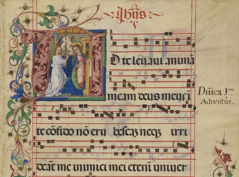 Die Abbildung zeigt eine illuminierte Buchseite mit mittelalterlicher Miniatur des Buchstaben A, floralen Verzierungen und gregorianischer Notation auf Linien. Die Initiale zeigt die Verkündigungsszene mit Maria. Die Seite stammt aus Kaaden und datiert auf das Jahr 1496.