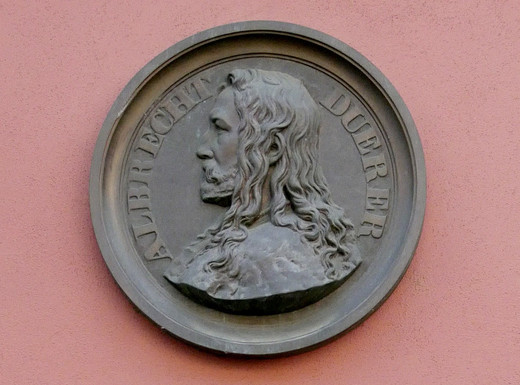 Die Abbildung zeigt ein Bildnis Albrechts Dürers in Profilansicht an einer Nürnberger Hauswand. Die Fotoaufnahme stammt von Thomas Ruppenstein.