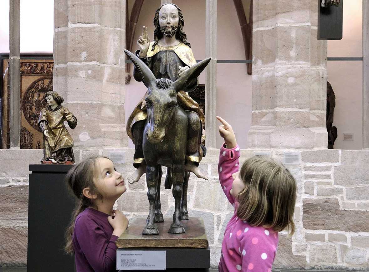 Kinder vor der Figur „Christus auf dem Palmesel“, um 1370/80| Fotoaufnahme von Thomas Ruppenstein Kinder vor der Figur „Christus auf dem Palmesel“, um 1370/80| Fotoaufnahme von Thomas Ruppenstein