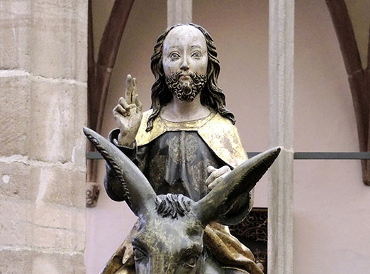 Die Abbildung zeigt eine Detailaufnahme der Figur „Christus auf dem Palmesel“, die etwa zwischen 1370 und 1380 entstanden ist. Die Fotoaufnahme stamm von Thomas Ruppenstein.