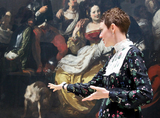 Die Abbildung zeigt eine Museumspädagogin, die ein Gemälde im Germanischen Nationalmuseum erläutert. Die Fotoaufnahme stammt von Thomas Ruppenstein.