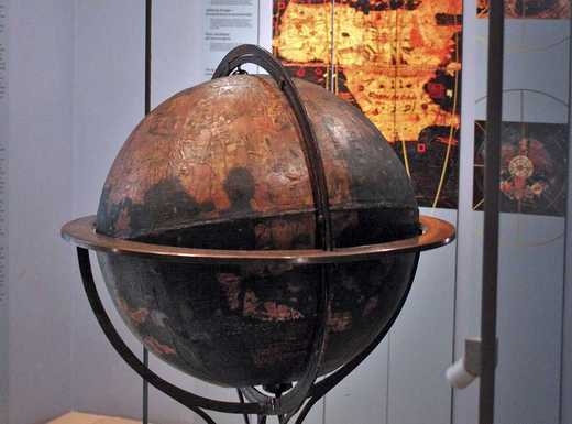 Die Abbildung zeigt den Behaim-Globus von 1492/94. Die Fotoaufnahme stammt von Thomas Ruppenstein.