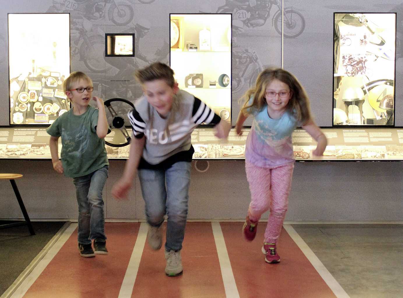 Drei sprintende Kinder im Museum Industriekultur | Fotoaufnahme von Thomas Ruppenstein 