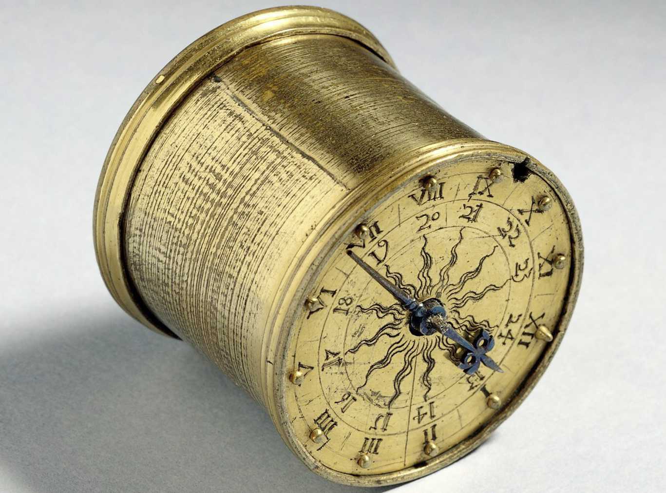 Dosenuhr, sogenannte Henlein-Uhr, um 1530/80, zentrale Bauteile bis ins 19. Jhd. ergänzt | Fotoaufnahme GNM 