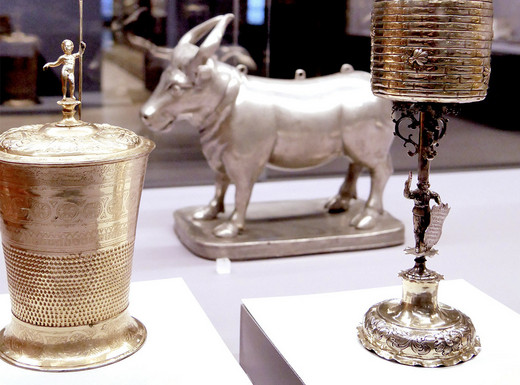 Die Abbildung zeigt kostbare Pokale und Kunstgegenstände aus dem Zunftwesen. Die Fotoaufnahme stammt von Thomas Ruppenstein.