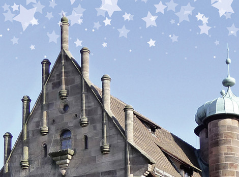 Die Abbildung zeigt das Dach des Museums Tucherschloss vor blauem Himmel. Durch grafische Bearbeitung wurden kleine weiße Sterne hinzugefügt, die wie Schneeflocken vom Himmel sinken. Die Fotoaufnahme stammt von Ulrike Berninger, die Bildbearbeitung von Thomas Ruppenstein.