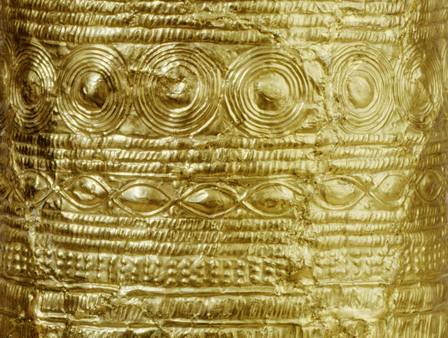 Die Abbildung zeigt eine Detailaufnahme des sogenannten Goldhuts von Ezelsdorf/Buch, der zwischen 1250 und 800 vor Christus gefertigt wurde. Die Fotoaufnahme stammt vom Germanischen Nationalmuseum.