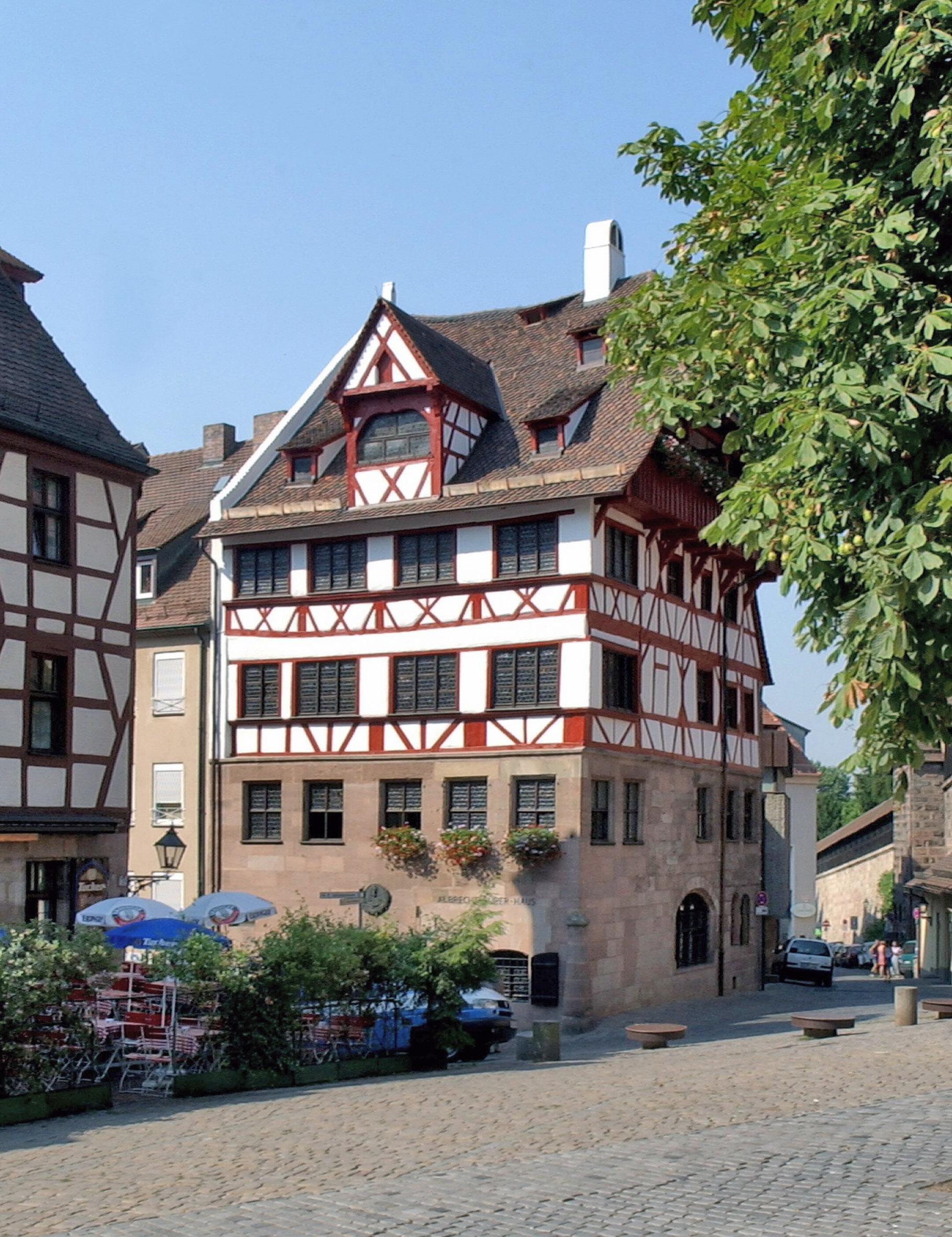 Die Abbildung zeigt eine Außenansicht des Albrecht-Dürer-Hauses. Die Fotoaufnahme stammt von den Museen der Stadt Nürnberg.